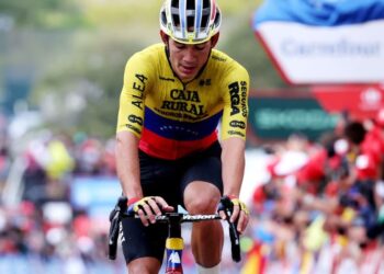 Orluis Aular de Venezuela y el Equipo Caja Rural - Seguros RGA cruzan la línea de meta durante la 78.ª Vuelta a España 2023, Etapa 2, una etapa de 181,8 km desde Mataró a Barcelona / #UCIWT / el 27 de agosto de 2023 en Barcelona, ​​España. (Foto de Alexander Hassenstein/Getty Images) | Foto: Getty Images