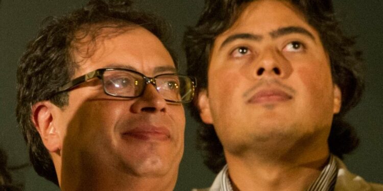 (FILES) Dismissed Bogota's Mayor Gustavo Petro (L) waves to supporters as his son Nicolas Petro looks on from the City Hall balcony during a demonstration in downtown Bogota on January 13, 2014. Colombian President Gustavo Petro said on July 29, 2023, that his son Nicolas had been arrested on charges of money laundering and illicit enrichment in a scandal linked to Petro's election campaign. (Photo by EITAN ABRAMOVICH / AFP) | Foto: AFP