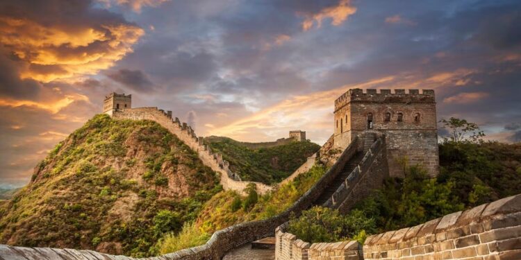 Las personas señaladas fueron identificadas con los apellidos Zheng, como un hombre de 38 años, mientras que la otra persona se conoció como una mujer de 55 años de apellido Wang. | Foto: Getty Images