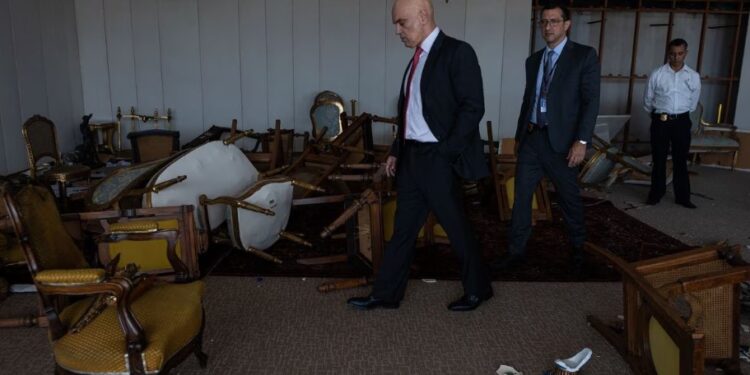 El juez Alexandre de Moraes camina entre los destrozos provocados por los golpistas en el edificio de la Suprema Corte, el 11 de enero de 2023.
RAFAEL VILELA (GETTY IMAGES)