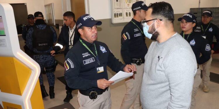 Este es el primer colombiano extraditado a los Estados Unidos por tráfico de Fentanilo. Foto Policía