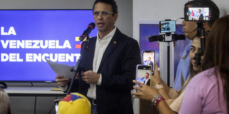 AME6548. CARACAS (VENEZUELA), 04/09/2023.- El dos veces candidato a la presidencia de Venezuela Henrique Capriles habla en un encuentro con miembros de sindicatos y trabajadores venezolanos hoy, en Caracas (Venezuela). EFE/ Miguel Gutiérrez