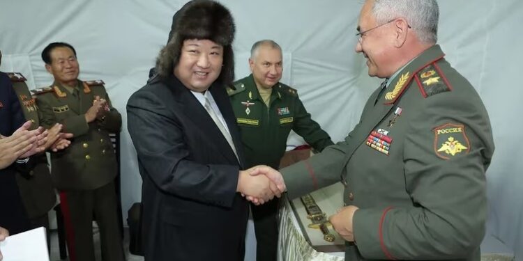 Kim Jong-un y el ministro de Defensa ruso, Sergei Shoigu (KCNAAFP)