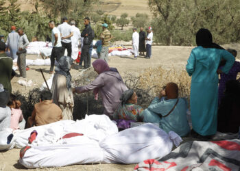 -FOTODELDÍA- TAFAGAJT (MARRUECOS), 09/09/2023.- Varias personas entierran a sus fallecidos en la aldea de Tafagajt, en Marruecos, cerca del epicentro del devastador terremoto que ha dejado, hasta el momento, 1.037 muertos y 1.204 heridos en una decena de provincias del país norteafricano. El seísmo, de magnitud 7, tuvo su epicentro en la localidad de Ighil, situada unos 80 kilómetros al suroeste de la ciudad de Marrakech, una zona en la que, según los expertos, no se esperaba que pudiera darse un terremoto de tanta fuerza. EFE/ María Traspaderne