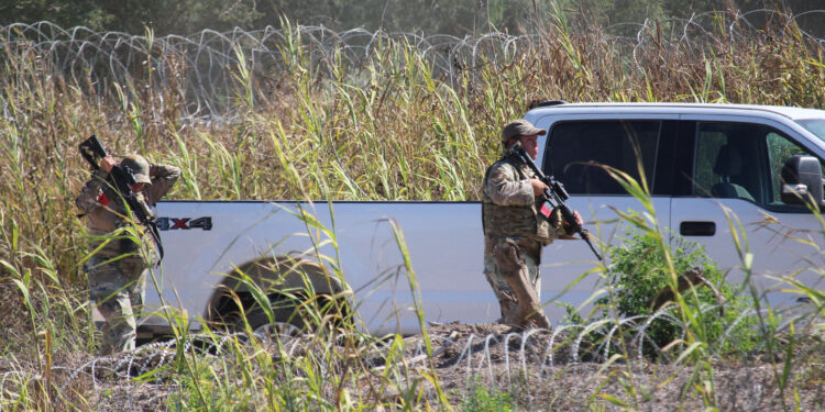 MEX6437. MATAMOROS (MÉXICO),25/09/2023.- Integrantes de la Guardia Nacional estadounidense vigila una zona del Río Bravo hoy, en Matamoros (México). La Guardia Nacional estadounidense retienen a migrantes venezolanos que cruzaron el fronterizo río Bravo (río Grande en EE.UU.) en el norte de México, dejándolos con raciones de agua limitada y sin comida por casi un día, denunciaron este lunes migrantes y activistas en la ciudad mexicana de Matamoros, estado de Tamaulipas. EFE/Abrahan Pineda-Jacome