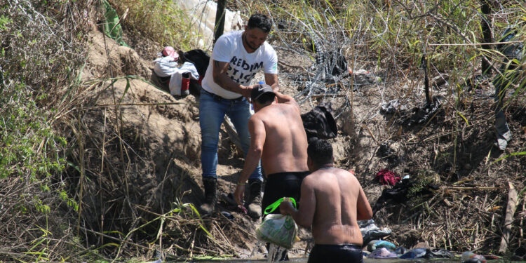 MEX6437. MATAMOROS (MÉXICO),25/09/2023.- Migrantes intentan cruzar el Río Bravo para tratar de ingresar a Estados Unidos hoy, en Matamoros (México). La Guardia Nacional estadounidense retienen a migrantes venezolanos que cruzaron el fronterizo río Bravo (río Grande en EE.UU.) en el norte de México, dejándolos con raciones de agua limitada y sin comida por casi un día, denunciaron este lunes migrantes y activistas en la ciudad mexicana de Matamoros, estado de Tamaulipas. EFE/Abrahan Pineda-Jacome