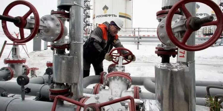 Imagen de archivo de un trabajador operando una válvula en el yacimiento petrolífero Gremikhinskoye de UdmurtNeft, al este de Izhevsk, cerca de los Urales, Rusia. 7 diciembre 2007. REUTERS/Sergei Karpukhin