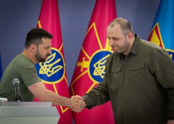 This handout photograph taken and released by the Ukrainian Presidential press service on September 7, 2023, shows President of Ukraine Volodymyr Zelensky (L) shaking hands with the newly appointed Minister of Defense Rustem Umerov (R) during official introducing  to the leadership of the Ministry of Defense of Ukraine, the General Staff of the Armed Forces of Ukraine and the heads of relevant units. (Photo by Handout / UKRAINIAN PRESIDENTIAL PRESS SERVICE / AFP) / RESTRICTED TO EDITORIAL USE - MANDATORY CREDIT "AFP PHOTO / Ukrainian Presidential press service " - NO MARKETING NO ADVERTISING CAMPAIGNS - DISTRIBUTED AS A SERVICE TO CLIENTS