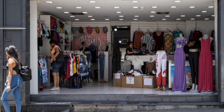 AME8626. CARACAS (VENEZUELA), 11/09/2023.-Vista de un local comercial, el 30 de agosto de 2023 en Caracas (Venezuela). La economía de Venezuela, que cayó un 7 % de enero a junio -según cálculos independientes-, vuelve a mostrar leves signos de mejora en algunos sectores, como el petrolero, lo que impulsará un crecimiento del 4 % en el segundo semestre respecto al mismo lapso de 2022, prevén expertos, aunque advierten que este incremento no compensará la caída de la primera mitad del año. EFE/ Miguel Gutiérrez