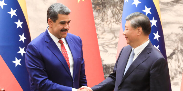 AME9273. BEIJING (CHINA), 13/09/2023.- Fotografía cedida por Prensa Miraflores que muestra al presidente venezolano, Nicolás Maduro (i), durante una reunión con el presidente de China, Xi Jinping, en Beijing (China). En una reunión en el Gran Palacio del Pueblo, Xi expresó su apoyo a los esfuerzos venezolanos por mantener "la soberanía, la dignidad nacional y la estabilidad social del país, así como por resistir la injerencia externa" y dio la bienvenida a Maduro en su quinta visita a China desde que asumió el cargo en 2013, las cuales "reflejan la amistad fraterna" entre ambos países, según el líder del país asiático. EFE/ Prensa Miraflores /SOLO USO EDITORIAL/ SOLO DISPONIBLE PARA ILUSTRAR LA NOTICIA QUE ACOMPAÑA (CRÉDITO OBLIGATORIO)