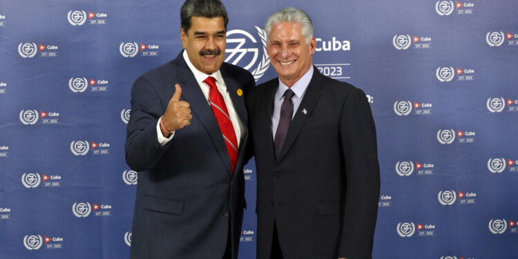 -FOTODELDÍA- AME9747. LA HABANA (CUBA), 15/09/2023.- El presidente de Cuba Miguel Diaz-Canel (d) y el presidente de Cuna Nicolás Maduro posan para una fotografía hoy, durante la inauguración de la cumbre del G77+China, en el Palacio de Convenciones de La Habana (Cuba). La cooperación sur-sur en el ámbito de la ciencia, la tecnología y la innovación es el tema principal de la cumbre del Grupo de los 77 y China (G77+China) que se celebra en La Habana, convocada por el Gobierno cubano, que ejerce este año la presidencia rotatoria de este grupo, la mayor organización de países en el marco de la ONU. EFE/ Ernesto Mastrascusa