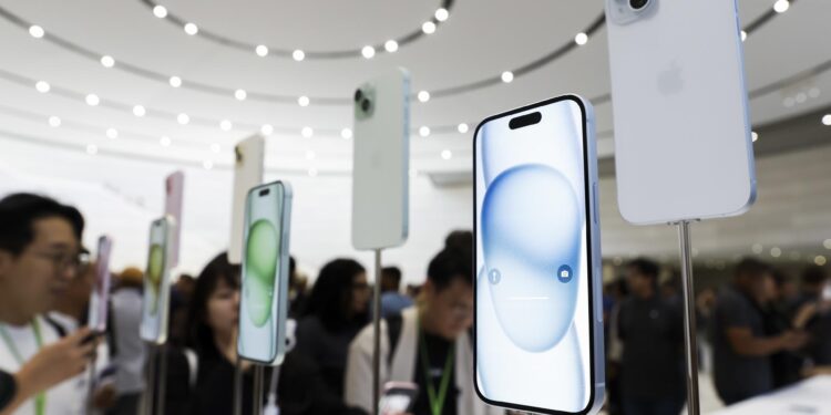 Cupertino (United States), 12/09/2023.- A display of the new Apple iPhone 15 at an Apple product launch event on the campus of Apple Park in Cupertino, California, USA, 12 September 2023. EFE/EPA/JOHN G. MABANGLO