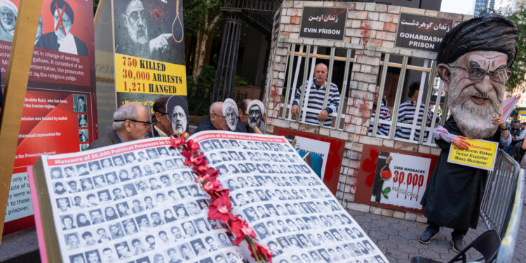 USA9083. NUEVA YORK (ESTADOS UNIDOS), 19/09/2023.- Cientos de iraníes, la mayoría simpatizantes del grupo opositor Consejo Nacional de la Resistencia Iraní (CNRI), se congregaron para protestar por la presencia del presidente de Irán, Ebrahim Raisi, en la Asamblea General, frente a la sede de la ONU hoy, en Nueva York (EEUU). Rodeados de banderas del CNRI, los asistentes coreaban consignas mientras al frente, sobre un escenario, miembros de la comunidad iraní en Estados Unidos condenaban el trato desigual de las mujeres en Irán o la represión de las protestas que se desataron hace un año, tras la muerte de la joven Mahsa Amini, y que han dejado un saldo de al menos 500 muertos. EFE/Ángel Colmenares