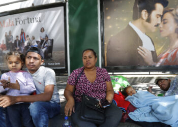 MEX6386. CIUDAD DE MÉXICO (MÉXICO), 25/09/2023.- Una familia de migrantes de origen centroamericano permanecen en un campamento hoy, en Ciudad de México (México). La nueva ola migratoria ha alcanzado a la Ciudad de México, donde centenares de extranjeros han llegado a instalarse en casas de refugio e incluso en campamentos en las calles mientras esperan su intento de cruzar a Estados Unidos. EFE/Mario Guzmán