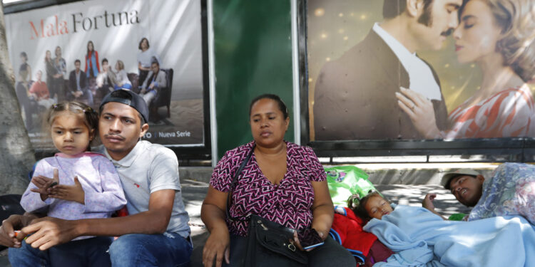 MEX6386. CIUDAD DE MÉXICO (MÉXICO), 25/09/2023.- Una familia de migrantes de origen centroamericano permanecen en un campamento hoy, en Ciudad de México (México). La nueva ola migratoria ha alcanzado a la Ciudad de México, donde centenares de extranjeros han llegado a instalarse en casas de refugio e incluso en campamentos en las calles mientras esperan su intento de cruzar a Estados Unidos. EFE/Mario Guzmán