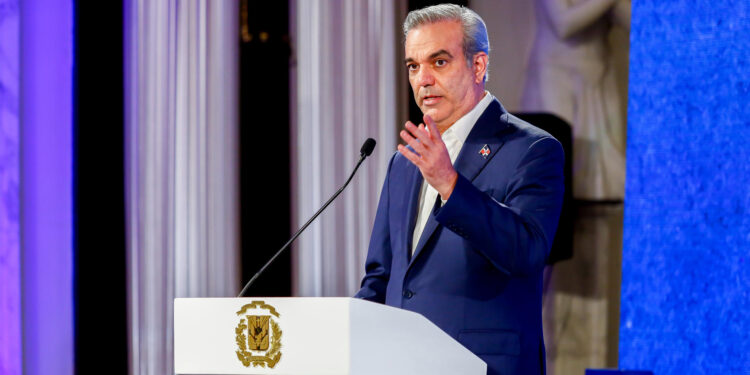 SANTO DOMINGO (REPÚBLICA DOMINICANA), 11/09/2023.- Fotografía cedida por la Presidencia de R.Dominicana del presidente dominicano, Luis Abinader, hablando en su rueda de prensa semanal hoy, en Santo Domingo (R.Dominicana). Abinader confió este lunes en que impere la "sensatez" y haya una solución a la construcción haitiana de un canal para desviar agua del limítrofe río Masacre o, desde el jueves, se cerrará totalmente la frontera (no solo la norte como hasta ahora) y del comercio terrestre, aéreo y marítimo con el vecino país. EFE/ Presidencia de R.dominicana /SOLO USO EDITORIAL/ SOLO DISPONIBLE PARA ILUSTRAR LA NOTICIA QUE ACOMPAÑA (CRÉDITO OBLIGATORIO)