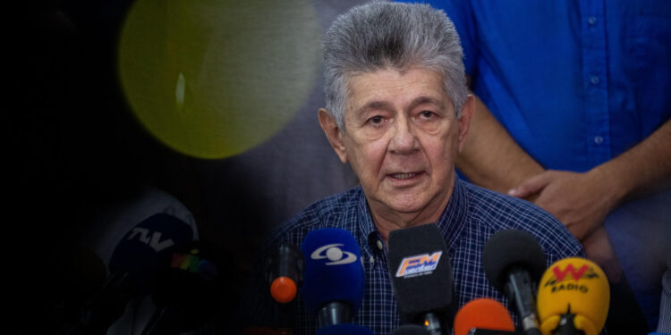 AME9974. CARACAS (VENEZUELA), 23/10/2023.- El secretario general de Acción Democrática, Henry Ramos Allup, habla durante una rueda de prensa hoy, en Caracas (Venezuela). Acción Democrática (AD), partido del candidato que puso objeciones a las primarias opositoras venezolanas, Carlos Prosperi, reconoció este lunes el triunfo "contundente, muy claro y muy rotundo" de la exdiputada María Corina Machado en las elecciones internas celebradas el domingo, luego de que su aspirante denunciara y reiterara hoy "irregularidades" en el proceso. EFE/ Rayner Peña R