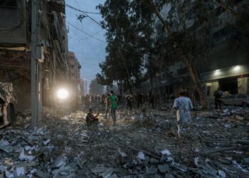 Gaza City (---), 07/10/2023.- Palestinians inspect the destroyed surrounding of the Palestine Tower after Israeli warplanes targeted it in Gaza City, 07 October 2023. Rocket barrages were launched from the Gaza Strip early 07 October in a surprise attack on Israel claimed by the Islamist movement Hamas. In a televised statement, the Israeli prime minister said the country is at war. EFE/EPA/MOHAMMED SABER