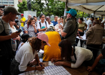 AME9666. CARACAS (VENEZUELA), 22/10/2023.- Miembros de mesas comienzan el conteo de votos durante el cierre de la jornada electoral de las primarias de la oposición, hoy, en Caracas (Venezuela). Comienzan los conteos tras el cierre de las mesas de votación para las elecciones internas de la oposición en Venezuela para escoger al candidato del antichavismo para las elecciones presidenciales del segundo semestre de 2024. A las internas de la oposición concurren 10 candidatos, de los 13 inscritos inicialmente. EFE/ Miguel Gutiérrez