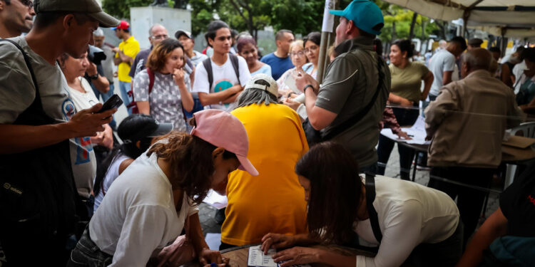 AME9666. CARACAS (VENEZUELA), 22/10/2023.- Miembros de mesas comienzan el conteo de votos durante el cierre de la jornada electoral de las primarias de la oposición, hoy, en Caracas (Venezuela). Comienzan los conteos tras el cierre de las mesas de votación para las elecciones internas de la oposición en Venezuela para escoger al candidato del antichavismo para las elecciones presidenciales del segundo semestre de 2024. A las internas de la oposición concurren 10 candidatos, de los 13 inscritos inicialmente. EFE/ Miguel Gutiérrez