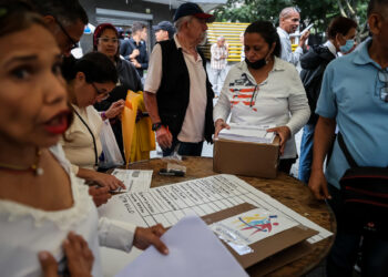 AME9666. CARACAS (VENEZUELA), 22/10/2023.- Miembros de mesas comienzan el conteo de votos durante el cierre de la jornada electoral de las primarias de la oposición, hoy, en Caracas (Venezuela). Comienzan los conteos tras el cierre de las mesas de votación para las elecciones internas de la oposición en Venezuela para escoger al candidato del antichavismo para las elecciones presidenciales del segundo semestre de 2024. A las internas de la oposición concurren 10 candidatos, de los 13 inscritos inicialmente. EFE/ Miguel Gutiérrez