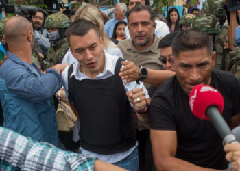 AME7476. OLÓN (ECUADOR), 15/10/2023.- El candidato Daniel Noboa llega a un colegio electoral para votar en la segunda vuelta de las elecciones presidenciales hoy, en Olón (Ecuador). Noboa se enfrenta a Luisa González para definir quién será el próximo mandatario del país. EFE/ Mauricio Torres