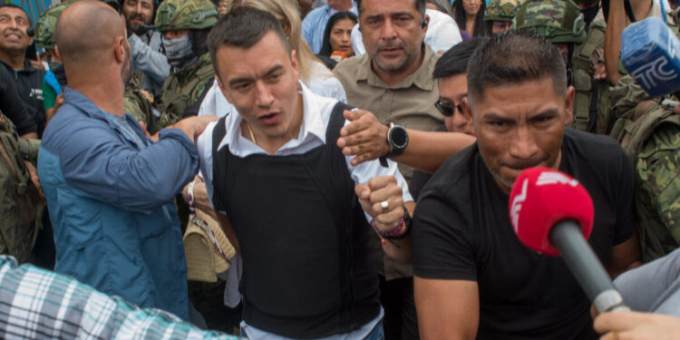 AME7476. OLÓN (ECUADOR), 15/10/2023.- El candidato Daniel Noboa llega a un colegio electoral para votar en la segunda vuelta de las elecciones presidenciales hoy, en Olón (Ecuador). Noboa se enfrenta a Luisa González para definir quién será el próximo mandatario del país. EFE/ Mauricio Torres