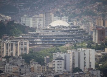 AME4371. CARACAS (VENEZUELA), 03/10/2023.- Fotografía que muestra a lo lejos El Helicoide, sede del Servicio Bolivariano de Inteligencia Nacional (SEBIN) que también funciona como centro penitenciario, el 20 de septiembre de 2023, en Caracas (Venezuela). Uno de cada dos opositores encarcelados en Venezuela, de los 281 considerados presos políticos, está acusado o ya fue condenado por terrorismo, el delito que lleva un trienio en ascenso, tiempo en el que, según la ONG Foro Penal, estos civiles y militares se volvieron "incómodos" para el Gobierno y terminaron tras las rejas. EFE/ Miguel Gutiérrez