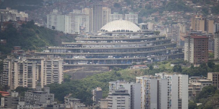 AME4371. CARACAS (VENEZUELA), 03/10/2023.- Fotografía que muestra a lo lejos El Helicoide, sede del Servicio Bolivariano de Inteligencia Nacional (SEBIN) que también funciona como centro penitenciario, el 20 de septiembre de 2023, en Caracas (Venezuela). Uno de cada dos opositores encarcelados en Venezuela, de los 281 considerados presos políticos, está acusado o ya fue condenado por terrorismo, el delito que lleva un trienio en ascenso, tiempo en el que, según la ONG Foro Penal, estos civiles y militares se volvieron "incómodos" para el Gobierno y terminaron tras las rejas. EFE/ Miguel Gutiérrez