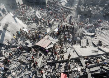 -FOTODELDÍA- EA4421. SUR DE GAZA, 26/10/2023.- Palestinos buscan supervivientes entre los escombros de un edificio de viviendas alcanzado en un ataque israelí en el campo de refugiados de Khan Younis, al sur de Gaza. Al menos 7.028 palestinos murieron y otros 18.484 resultaron heridos por los bombardeos israelíes sobre la Franja de Gaza, controlada por Hamás, desde el inicio de la guerra el 7 de octubre entre Israel y el grupo islamista palestino, informó este jueves el Ministerio de Sanidad del enclave. Entre los fallecidos en la Franja hay al menos 2.913 niños, 1.709 mujeres y 397 ancianos.EFE/ Haitham Imad