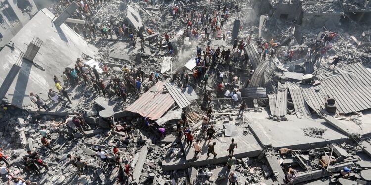 -FOTODELDÍA- EA4421. SUR DE GAZA, 26/10/2023.- Palestinos buscan supervivientes entre los escombros de un edificio de viviendas alcanzado en un ataque israelí en el campo de refugiados de Khan Younis, al sur de Gaza. Al menos 7.028 palestinos murieron y otros 18.484 resultaron heridos por los bombardeos israelíes sobre la Franja de Gaza, controlada por Hamás, desde el inicio de la guerra el 7 de octubre entre Israel y el grupo islamista palestino, informó este jueves el Ministerio de Sanidad del enclave. Entre los fallecidos en la Franja hay al menos 2.913 niños, 1.709 mujeres y 397 ancianos.EFE/ Haitham Imad