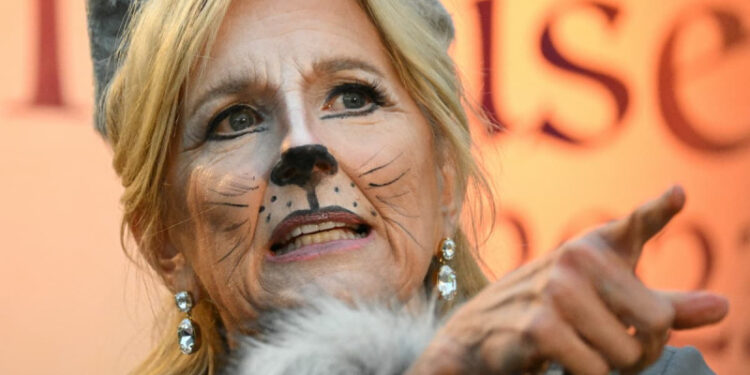 La elección de disfraz de Jill Biden no solo mostró su espíritu festivo, sino que también resaltó su compromiso con la educación y el bienestar de los niños. Fotografías: AFP.