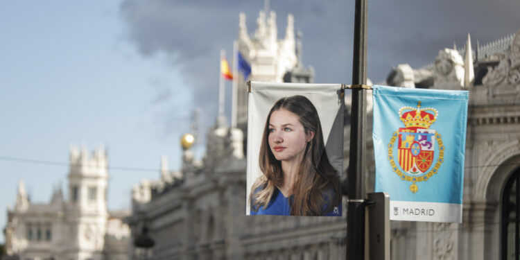 MADRID, 30/10/2023.- Detalle de unas banderas con la imagen de la Princesa Leonor y el escudo de armas de la princesa de Asturias, instalados en una farola de la capital con motivo del acto de Jura de la Constitución de la Princesa Leonor que tendrá lugar mañana. EFE/ Aitor Martin