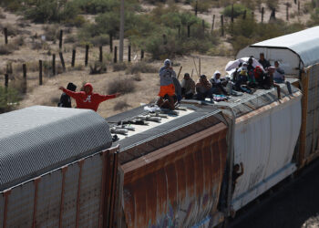 MEX6871. CIUDAD JUÁREZ (MEXICO), 01/10/2023.- Migrantes viajan sobre el tren conocido como "La Bestia", el 29 de septiembre de 2023, en Ciudad Juárez, Chihuahua (México). A pesar de los operativos del Gobierno de México y la empresa ferroviaria Ferromex, miles de migrantes siguen arriesgando su vida y montándose a los trenes del país, en particular La Bestia, para llegar a la frontera con Estados Unidos. EFE/ Luis Torres