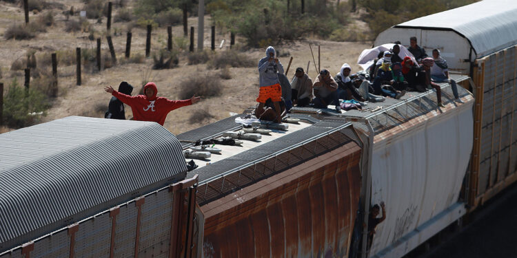 MEX6871. CIUDAD JUÁREZ (MEXICO), 01/10/2023.- Migrantes viajan sobre el tren conocido como "La Bestia", el 29 de septiembre de 2023, en Ciudad Juárez, Chihuahua (México). A pesar de los operativos del Gobierno de México y la empresa ferroviaria Ferromex, miles de migrantes siguen arriesgando su vida y montándose a los trenes del país, en particular La Bestia, para llegar a la frontera con Estados Unidos. EFE/ Luis Torres