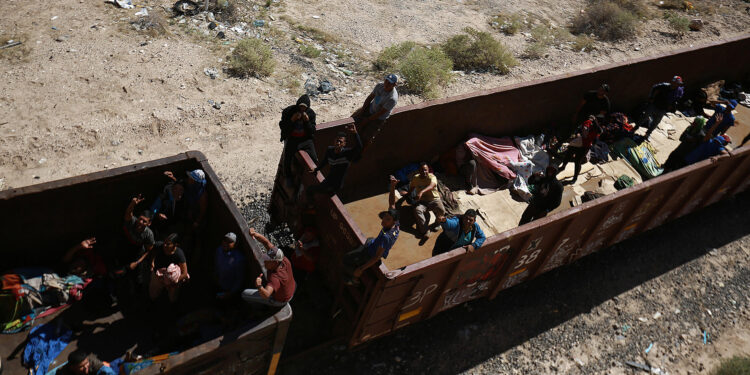 MEX6871. CIUDAD JUÁREZ (MEXICO), 01/10/2023.- Migrantes viajan sobre el tren conocido como "La Bestia", el 29 de septiembre de 2023, en Ciudad Juárez, Chihuahua (México). A pesar de los operativos del Gobierno de México y la empresa ferroviaria Ferromex, miles de migrantes siguen arriesgando su vida y montándose a los trenes del país, en particular La Bestia, para llegar a la frontera con Estados Unidos. EFE/ Luis Torres