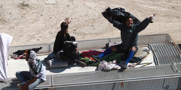 MEX6871. CIUDAD JUÁREZ (MEXICO), 01/10/2023.- Migrantes viajan sobre el tren conocido como "La Bestia", el 29 de septiembre de 2023, en Ciudad Juárez, Chihuahua (México). A pesar de los operativos del Gobierno de México y la empresa ferroviaria Ferromex, miles de migrantes siguen arriesgando su vida y montándose a los trenes del país, en particular La Bestia, para llegar a la frontera con Estados Unidos. EFE/ Luis Torres