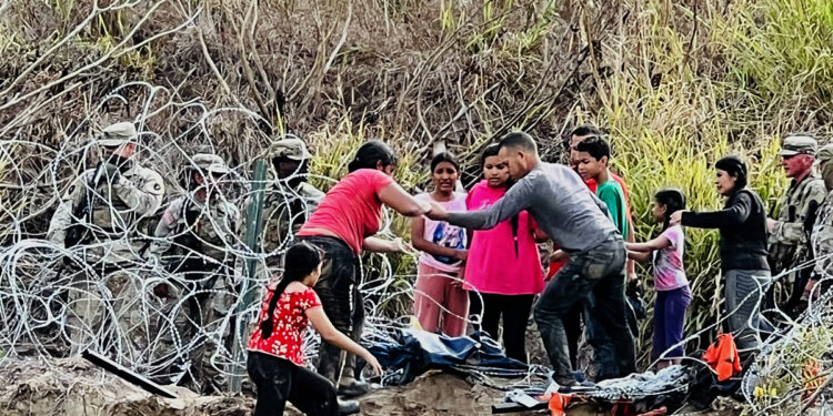 MEX9196. MATAMOROS (MÉXICO), 24/10/2023.- Un grupo de migrantes cruzan el río Bravo para ingresar a la frontera con Estados Unidos hoy, desde la ciudad de Matamoros (México). Un grupo de más de 50 migrantes entró por la fuerza desde México a Estados Unidos este martes tras derribar a elementos de la Guardia Nacional estadounidense y la alambrada de púas que colocó el Gobierno de Texas en el río Bravo, en una nueva muestra de la desesperación que viven en el límite entre ambos países. EFE/Abraham Pineda/MÁXIMA CALIDAD POSIBLE