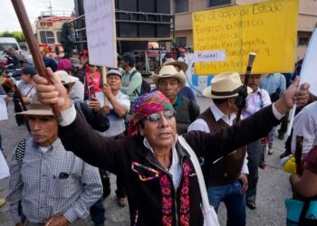 Por segundo día consecutivo, siguen los bloqueos y las protestas en Guatemala “Queremos que renuncien los que cometen estas injusticias contra la democracia” (AP)