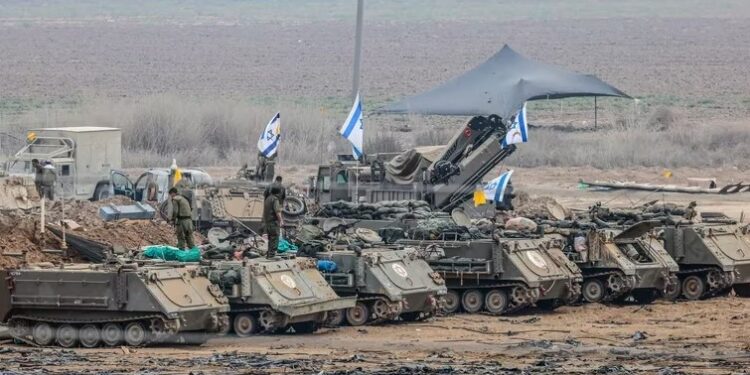 Tanques de Israel en las cercanías de la frontera con Gaza (EFE)