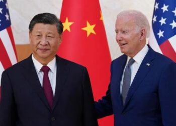 Foto de archivo del Presidente de EEUU Joe Biden y de China Xi Jinping en los márgenes de la cumbre de líderes del G20 en Bali, Indonesia Nov 14, 2022. REUTERS/Kevin Lamarque/