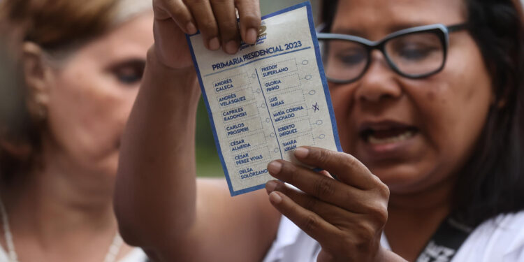 AME9666. CARACAS (VENEZUELA), 22/10/2023.- Miembros de mesas comienzan el conteo de votos durante el cierre de la jornada electoral de las primarias de la oposición, hoy, en Caracas (Venezuela). Comienzan los conteos tras el cierre de las mesas de votación para las elecciones internas de la oposición en Venezuela para escoger al candidato del antichavismo para las elecciones presidenciales del segundo semestre de 2024. A las internas de la oposición concurren 10 candidatos, de los 13 inscritos inicialmente. EFE/ Miguel Gutiérrez