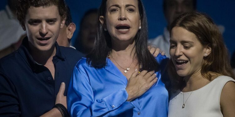 CARACAS (VENEZUELA) 23/10/2023 - La exdiputada Maria Corina Machado (c) celebra junto a aliados y seguidores en las primeras horas de este lunes los resultados ofrecidos por la comisión de elecciones primarias, en Caracas (Venezuela). La exdiputada María Corina Machado es la gran triunfadora de las primarias opositoras de este domingo en Venezuela, con el 93,13 % de los votos, con un 26,06 % de las actas escrutadas, de unas votaciones en las que los venezolanos eligieron a quien debe enfrentarse al chavismo en las presidenciales de 2024. EFE/ Miguel Gutiérrez