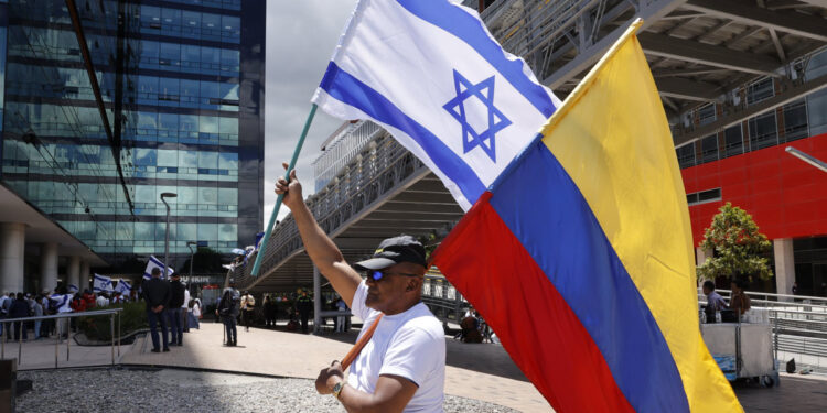 AME5683. BOGOTÁ (COLOMBIA), 09/10/2023.- Personas se manifiestan hoy en apoyo a Israel, frente a la Embajada de dicho país en Bogotá (Colombia). Israel se declaró el sábado en estado de guerra, después de que Hamás lanzara un ataque múltiple, por tierra, mar y aire, que tomó al país por sorpresa, con el lanzamiento de miles de cohetes e incursiones terrestres en suelo israelí, donde han masacrado y secuestrado a decenas de ciudadanos. EFE/ Mauricio Dueñas Castañeda