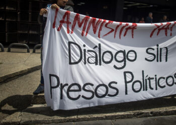 AME4371. CARACAS (VENEZUELA), 03/10/2023.- Un grupo de personas participa en una manifestación contra lo que consideran encarcelaciones injustas y por la liberación de los considerados presos políticos, el 13 de septiembre de 2023, en las inmediaciones del Ministerio Público en Caracas (Venezuela). Uno de cada dos opositores encarcelados en Venezuela, de los 281 considerados presos políticos, está acusado o ya fue condenado por terrorismo, el delito que lleva un trienio en ascenso, tiempo en el que, según la ONG Foro Penal, estos civiles y militares se volvieron "incómodos" para el Gobierno y terminaron tras las rejas. EFE/ Miguel Gutiérrez