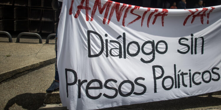 AME4371. CARACAS (VENEZUELA), 03/10/2023.- Un grupo de personas participa en una manifestación contra lo que consideran encarcelaciones injustas y por la liberación de los considerados presos políticos, el 13 de septiembre de 2023, en las inmediaciones del Ministerio Público en Caracas (Venezuela). Uno de cada dos opositores encarcelados en Venezuela, de los 281 considerados presos políticos, está acusado o ya fue condenado por terrorismo, el delito que lleva un trienio en ascenso, tiempo en el que, según la ONG Foro Penal, estos civiles y militares se volvieron "incómodos" para el Gobierno y terminaron tras las rejas. EFE/ Miguel Gutiérrez