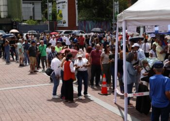 AME9372. CARACAS (VENEZUELA), 22/10/2023.- Ciudadanos asisten a votar en las elecciones primarias de la oposición hoy, en Caracas (Venezuela). Más del 70 % de las mesas de votación habilitadas para las elecciones internas de la oposición en Venezuela ya estaban abiertas a las 9.00 hora local (13.00 GMT), una hora más tarde de la establecida oficialmente para la apertura, según el presidente de la Comisión Nacional de Primaria (CNP), entidad que organiza los comicios, Jesús María Casal. EFE/ Rayner Peña