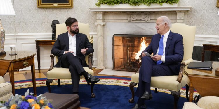 Washington (United States), 02/11/2023.- US President Joe Biden (R) holds a bilateral meeting with President Gabriel Boric of Chile in the Oval Office of the White House in Washington, DC, USA, 02 November 2023. EFE/EPA/Chris Kleponis / POOL