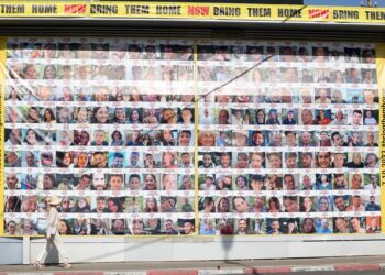 Tel Aviv (Israel), 24/11/2023.- A large billboard showing Israeli hostages being held by Hamas in Gaza, on display in Tel Aviv, Israel, 24 November 2023. Israel and Hamas agreed to a 4-day ceasefire agreement, mediated by Qatar, the US, and Egypt, that came into effect at 05:00 AM GMT on 24 November, with 50 Israeli hostages, women and children, to be released by Hamas. 150 Palestinian women and children that were detained in Israeli prisons are to be released in exchange. More than 14.000 Palestinians and at least 1,200 Israelis have been killed, according to the Gaza Government media office and the Israel Defense Forces (IDF), since Hamas militants launched an attack against Israel from the Gaza Strip on 07 October, and the Israeli operations in Gaza and the West Bank which followed it. (Egipto, Catar) EFE/EPA/ABIR SULTAN EPA-EFE/ABIR SULTAN