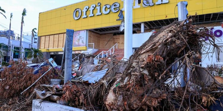 Fotografía de una zona afectada tras el paso del huracán Otis, hoy, en Acapulco (México). Tras dos semanas del huracán Otis, habitantes y empresarios de Acapulco expresaron este miércoles su escepticismo ante la promesa del presidente mexicano, Andrés Manuel López Obrador, de reabrir 40 hoteles en marzo y reconstruir el puerto en menos de dos años, aunque coincidieron con su urgencia de reactivar el turismo en diciembre. EFE/David Guzmán